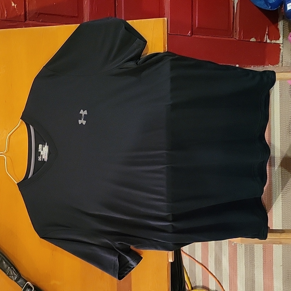 Under Armour Black heatgear loose v-neck t-shirt XL